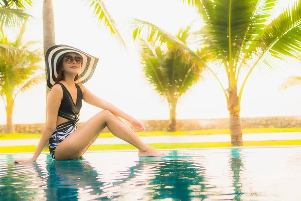 Portrait Belle Jeune Femme Asiatique Détendre Autour Piscine Extérieure Dans — Photo