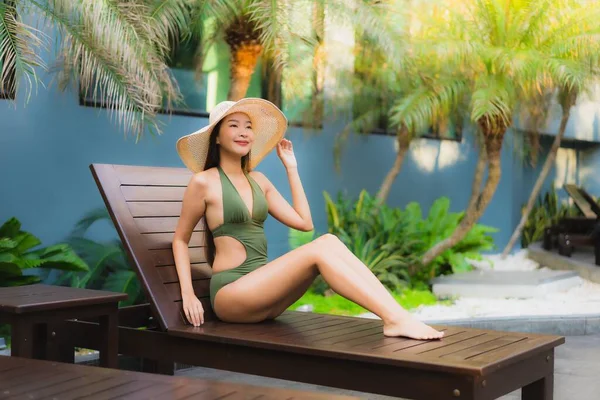 Портрет Красивая Молодая Азиатская Женщина Расслабиться Вокруг Бассейна Отеле Курорта — стоковое фото