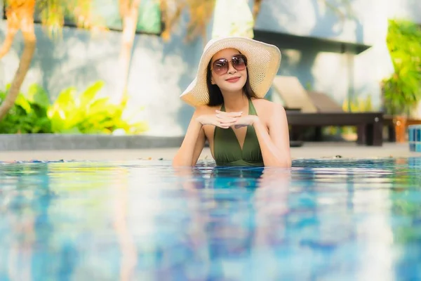 Retrato Bela Jovem Asiática Mulher Relaxar Torno Piscina Hotel Resort — Fotografia de Stock