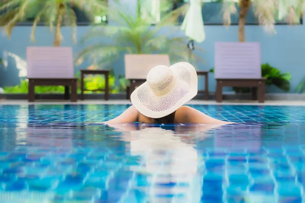 Retrato Hermosa Joven Mujer Asiática Relajarse Alrededor Piscina Complejo Hotelero — Foto de Stock