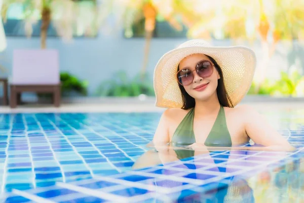 Retrato Hermosa Joven Mujer Asiática Relajarse Alrededor Piscina Complejo Hotelero —  Fotos de Stock