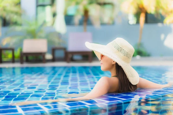 아름다운 휴가를 즐기기 리조트 수영장에서 휴식을 취하는 — 스톡 사진