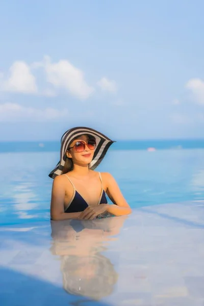 Portrét Krásná Mladá Asijská Žena Relaxovat Kolem Bazénu Hotelovém Resortu — Stock fotografie