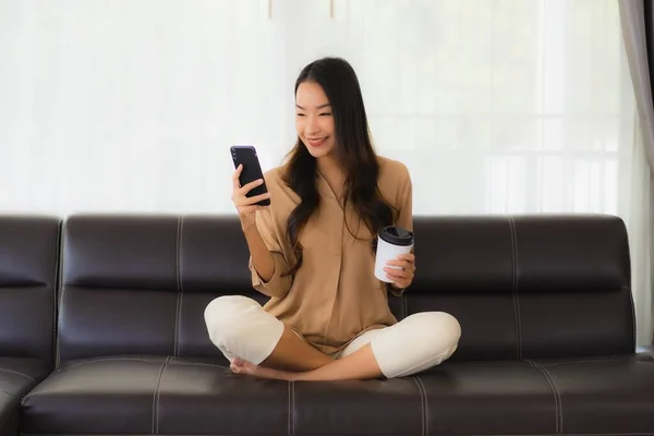 Portrait Beautiful Young Asian Woman Use Mobile Smartphone Cellphone Coffee — Stock Photo, Image