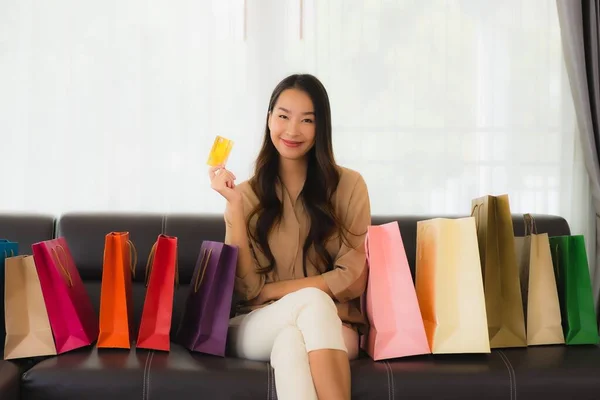 Retrato Hermosa Mujer Asiática Joven Compras Línea Con Tarjeta Crédito — Foto de Stock