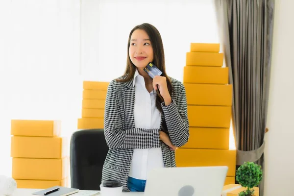 Porträt Schöne Junge Asiatische Frau Arbeiten Von Hause Aus Mit — Stockfoto