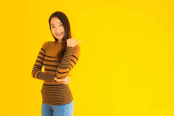 Portret Piękny Młody Azjatycki Dorosły Kobieta Uśmiech Wiele Akcja Żółty — Zdjęcie stockowe