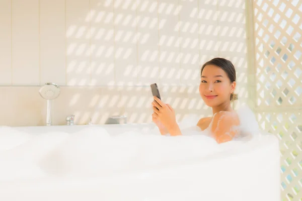 Portrait Jeune Femme Asiatique Utilisant Téléphone Portable Intelligent Dans Baignoire — Photo