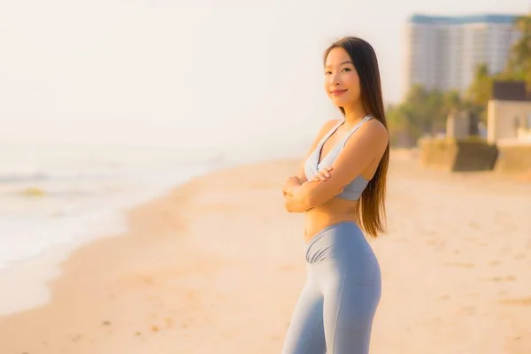 肖像スポーツ若いアジアの女性は健康のためのビーチの海の海で運動や実行を準備 — ストック写真