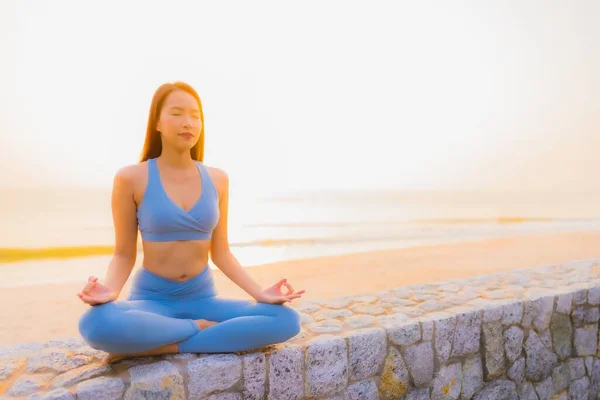 Retrato Joven Asiático Mujer Hacer Meditación Alrededor Mar Playa Océano — Foto de Stock