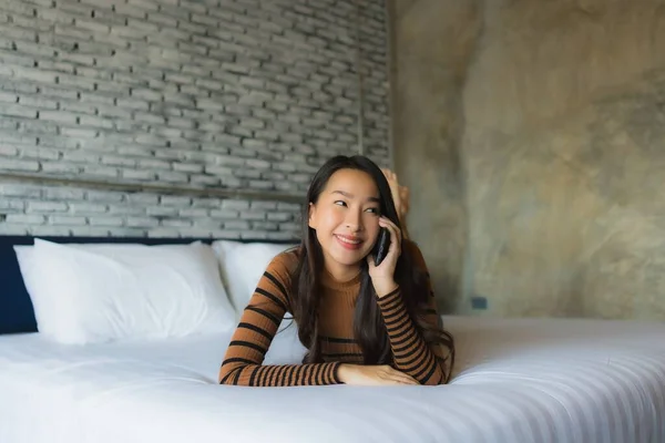 Jovem Mulher Asiática Usando Telefone Inteligente Móvel Cama Interior Quarto — Fotografia de Stock