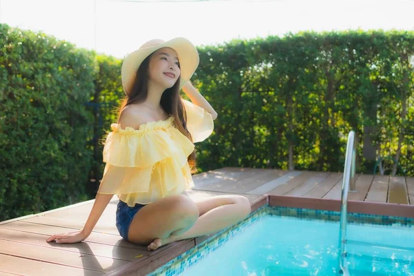 Retrato Joven Mujer Asiática Feliz Sonrisa Relajarse Alrededor Piscina Aire — Foto de Stock