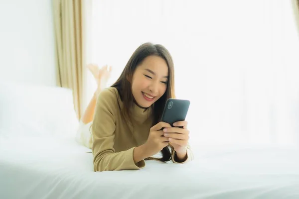 Jonge Aziatische Vrouw Met Behulp Van Mobiele Smartphone Bed Slaapkamer — Stockfoto