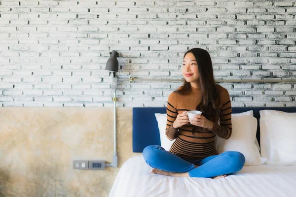 Joven Mujer Asiática Con Taza Café Cama Interior Del Dormitorio — Foto de Stock