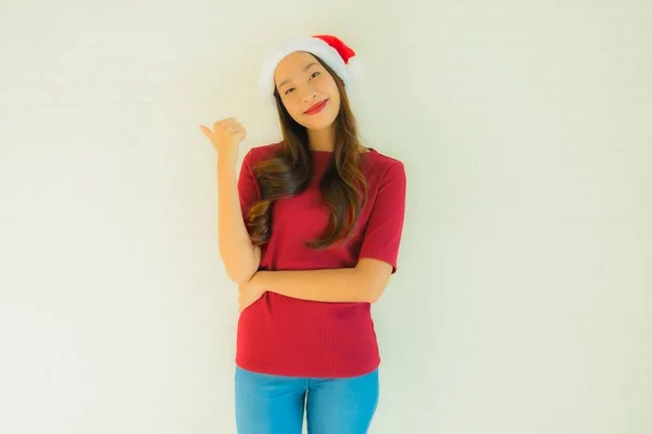 クリスマスの日にお祝いのためにサンタの帽子をかぶって肖像画の美しい若いアジアの女性 — ストック写真