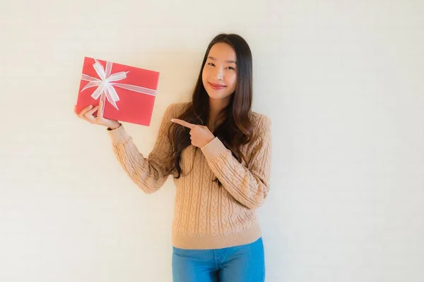 亚洲年轻貌美的女人带着结婚周年礼物盒笑容满面 — 图库照片