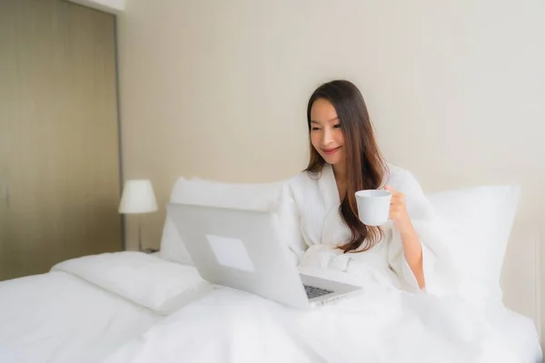 Retrato Hermosa Joven Asiático Mujeres Con Taza Café Computadora Portátil — Foto de Stock