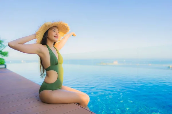 Belle Giovani Donne Asiatiche Felice Sorriso Rilassarsi Intorno Alla Piscina — Foto Stock