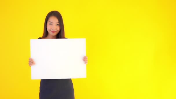 Запись Красивой Азиатской Женщины Держащей Чистую Бумагу Изолированную Желтой — стоковое видео