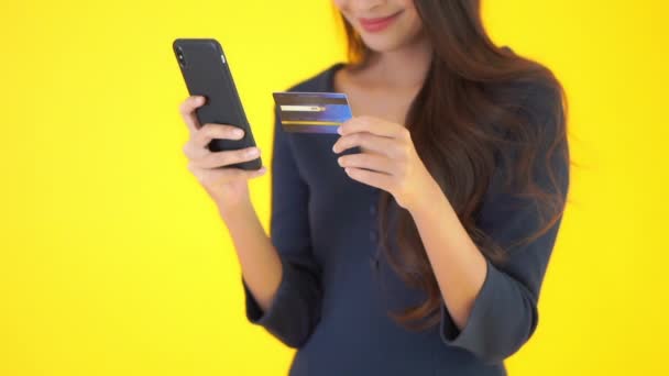 Asyalı Güzel Bir Kadının Sarı Renkli Telefon Kredi Kartıyla Alışveriş — Stok video