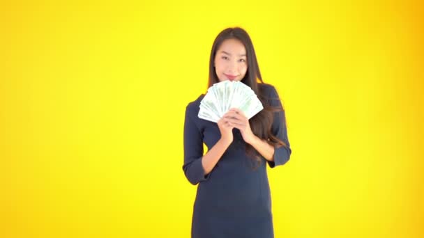 Záběry Krásné Asijské Ženy Partou Peněz Izolovaných Žluté — Stock video