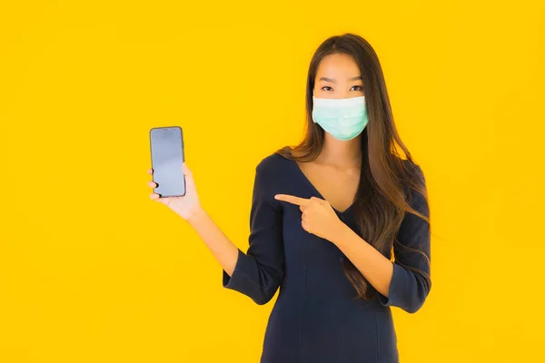 Retrato Hermosa Joven Asiática Mujer Con Máscara Teléfono Móvil Inteligente — Foto de Stock