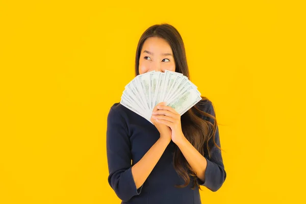 Portret Mooie Jonge Aziatische Vrouw Met Geld Geld Geel Geïsoleerde — Stockfoto