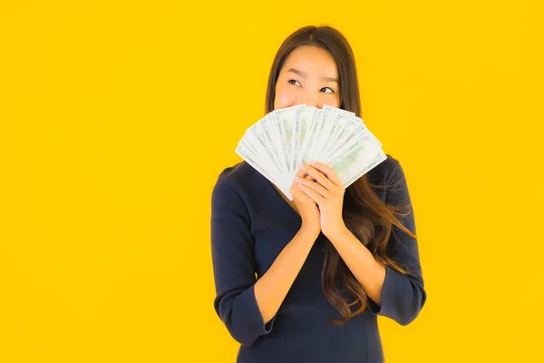 Portret Mooie Jonge Aziatische Vrouw Met Geld Geld Geel Geïsoleerde — Stockfoto