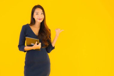 Sarı izole arka planda akıllı tabletli güzel Asyalı kadın portresi.