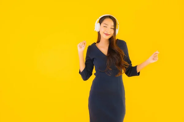 Dinlemek Için Kulaklıklı Güzel Asyalı Kadın Portresi Sarı Izole Edilmiş — Stok fotoğraf