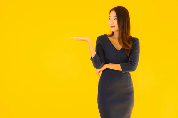 Retrato Hermosa Joven Asiática Mujer Con Acción Sobre Aislado Amarillo — Foto de Stock