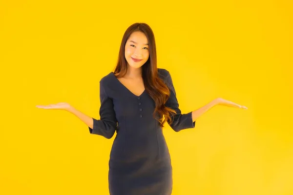 Retrato Bela Jovem Asiático Mulher Com Ação Isolado Amarelo Fundo — Fotografia de Stock