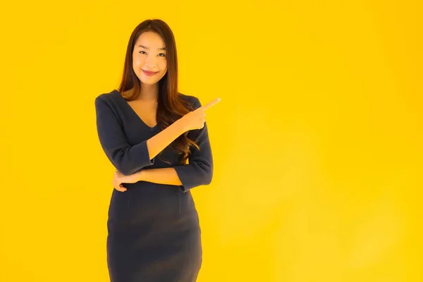 Portret Mooie Jonge Aziatische Vrouw Met Actie Geïsoleerde Gele Achtergrond — Stockfoto