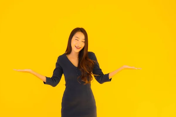 Porträt Schöne Junge Asiatische Frau Mit Action Auf Isoliertem Gelben — Stockfoto
