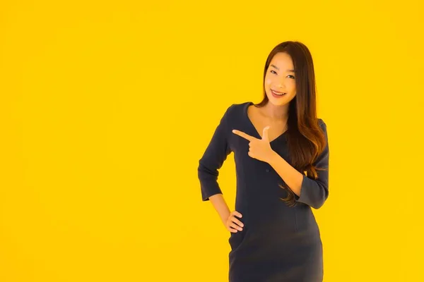 Retrato Bela Jovem Asiático Mulher Com Ação Isolado Amarelo Fundo — Fotografia de Stock