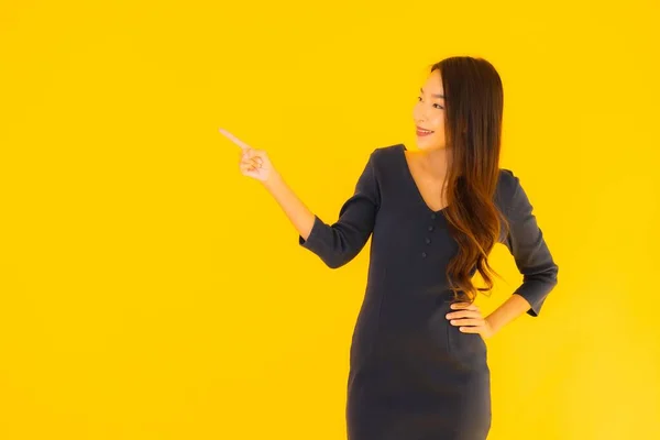 Retrato Bela Jovem Asiático Mulher Com Ação Isolado Amarelo Fundo — Fotografia de Stock