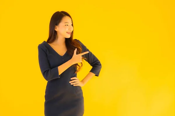 Portret Mooie Jonge Aziatische Vrouw Met Actie Geïsoleerde Gele Achtergrond — Stockfoto