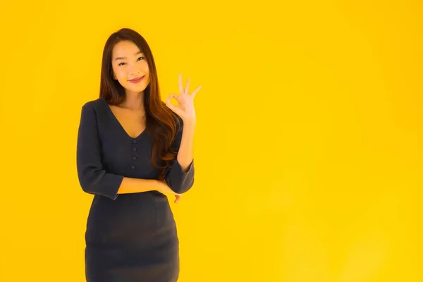 Retrato Hermosa Joven Asiática Mujer Con Acción Sobre Aislado Amarillo —  Fotos de Stock