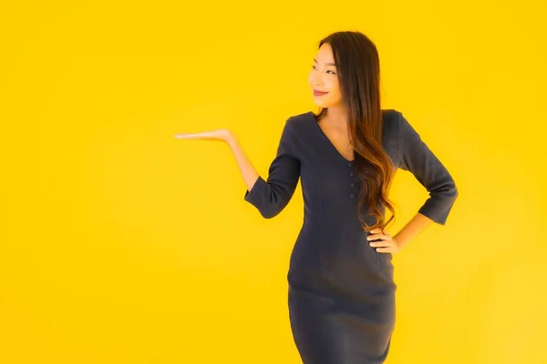 Retrato Bela Jovem Asiático Mulher Com Ação Isolado Amarelo Fundo — Fotografia de Stock