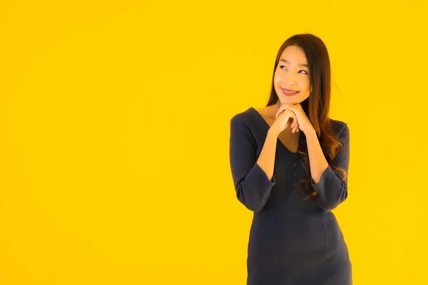 Portret Mooie Jonge Aziatische Vrouw Met Actie Geïsoleerde Gele Achtergrond — Stockfoto