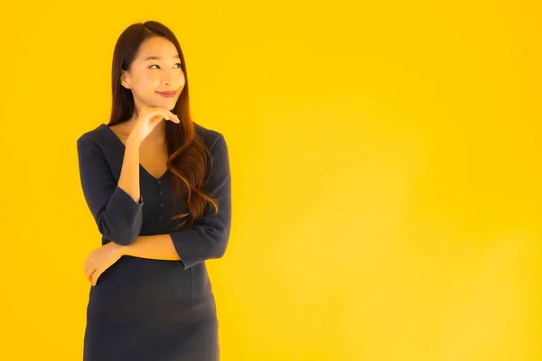 Zole Edilmiş Sarı Arka Planda Hareketli Güzel Asyalı Kadın Portresi — Stok fotoğraf