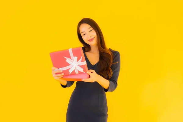 Ritratto Bella Giovane Donna Asiatica Con Giftbox Sfondo Giallo Isolato — Foto Stock