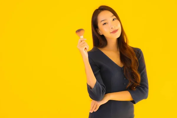 Portrait Belle Jeune Femme Asiatique Avec Pinceau Maquillage Sur Fond — Photo