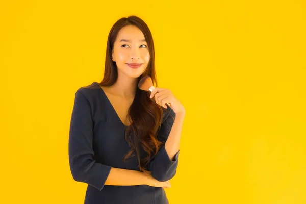 Retrato Hermosa Joven Asiática Mujer Con Maquillaje Cepillo Amarillo Aislado —  Fotos de Stock