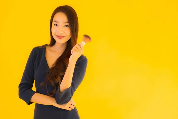 Retrato Hermosa Joven Asiática Mujer Con Maquillaje Cepillo Amarillo Aislado —  Fotos de Stock