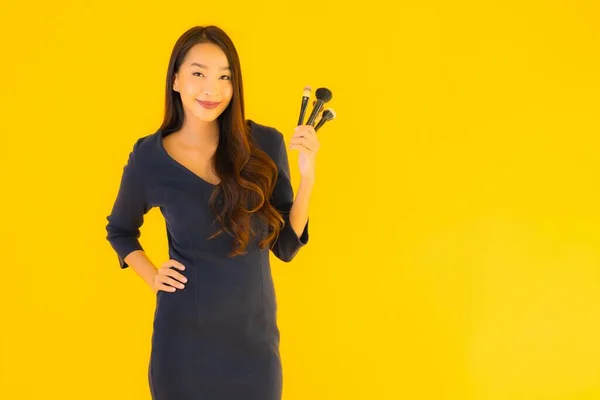 Portrait Belle Jeune Femme Asiatique Avec Pinceau Maquillage Sur Fond — Photo
