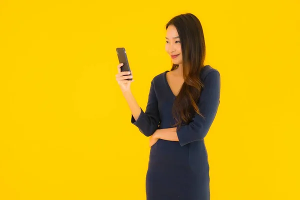 Porträt Schöne Junge Asiatische Frau Mit Smartphone Oder Handy Auf — Stockfoto