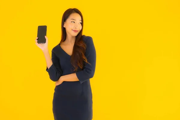 Porträt Schöne Junge Asiatische Frau Mit Smartphone Oder Handy Auf — Stockfoto