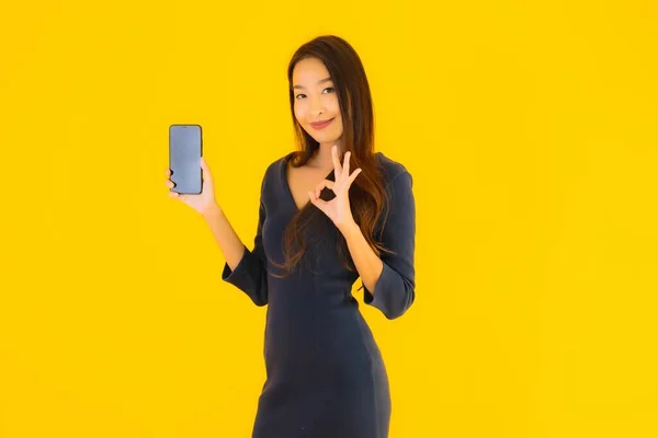 Porträt Schöne Junge Asiatische Frau Mit Smartphone Oder Handy Auf — Stockfoto