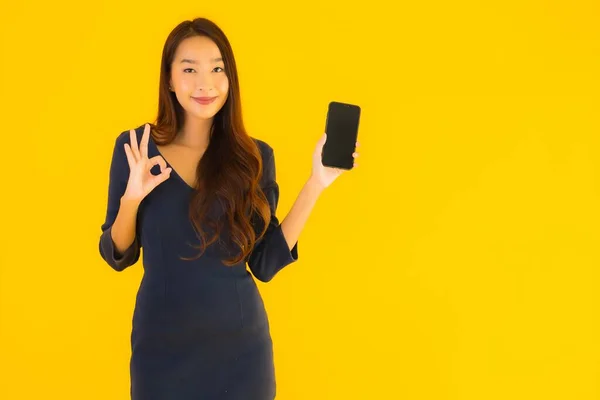 Portret Pięknej Młodej Azjatyckiej Kobiety Inteligentnym Telefonem Komórkowym Lub Komórką — Zdjęcie stockowe
